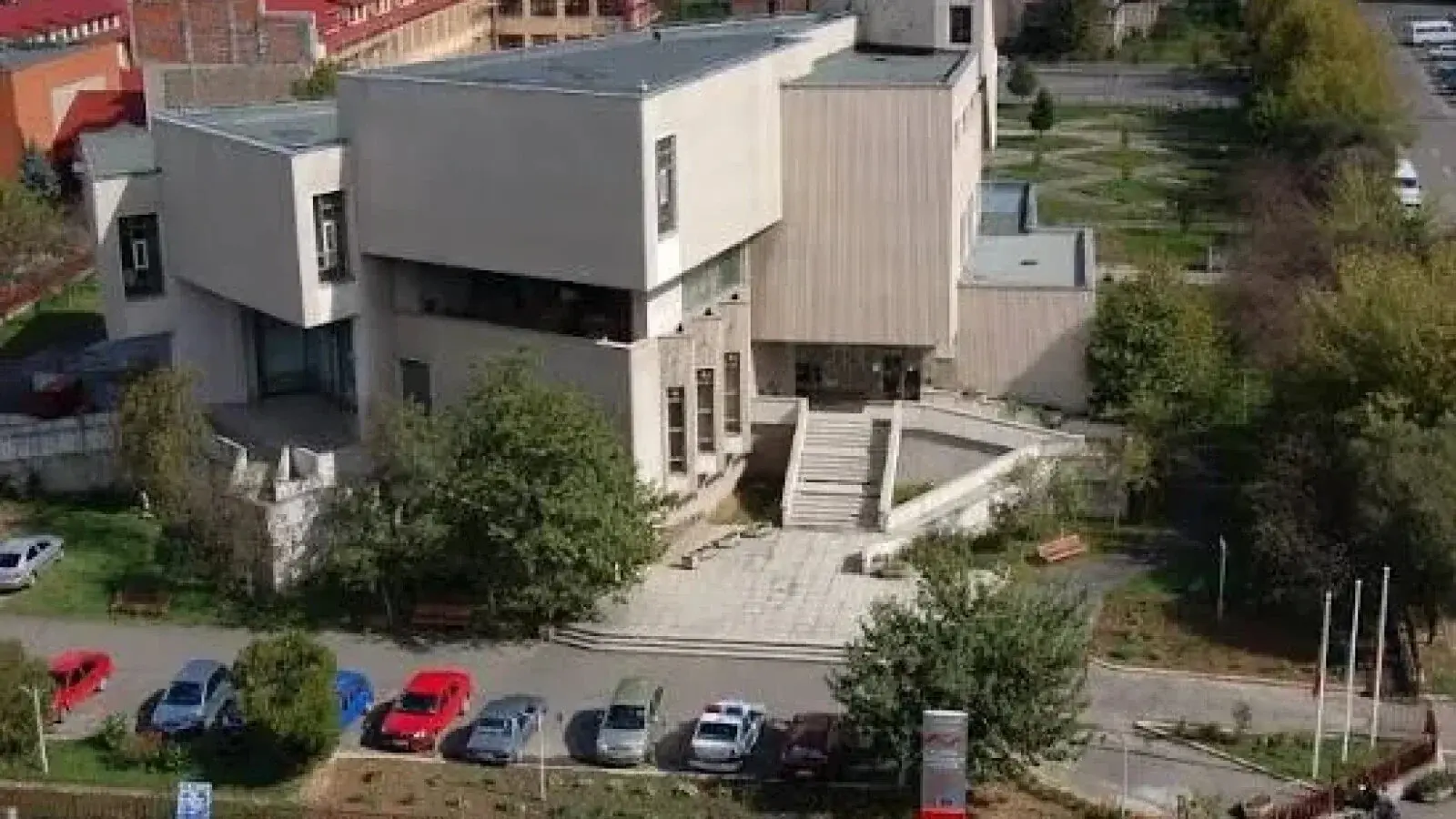 Muzeul Banatului Montan din Reșița revine cu fațadă nouă și expoziție dedicată clădirii