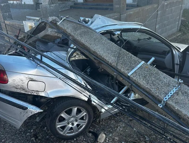 Autoturism a izbit un stâlp în Câmpia Turzii: un copil de șapte ani și alți doi răniți gravi