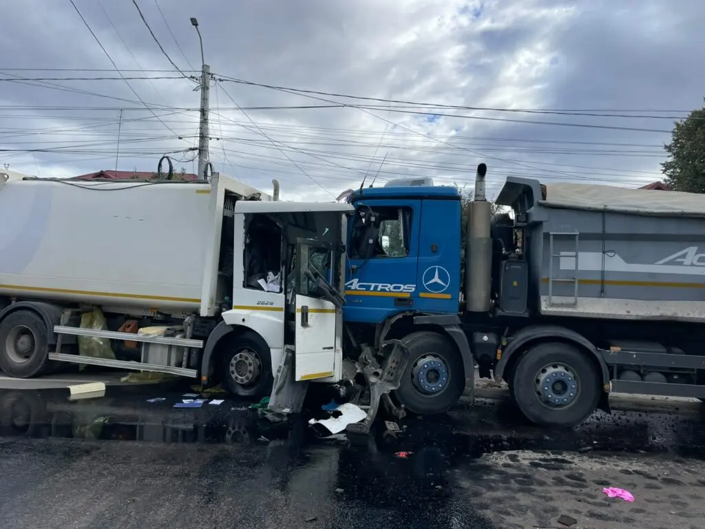 Accident violent în Tunari: autospecială de salubritate lovită frontal de un camion