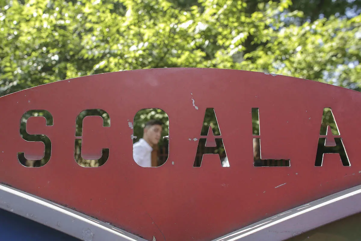 Atac șocant într-o școală din Bistrița: O profesoară și un elev, răniți de un coleg
