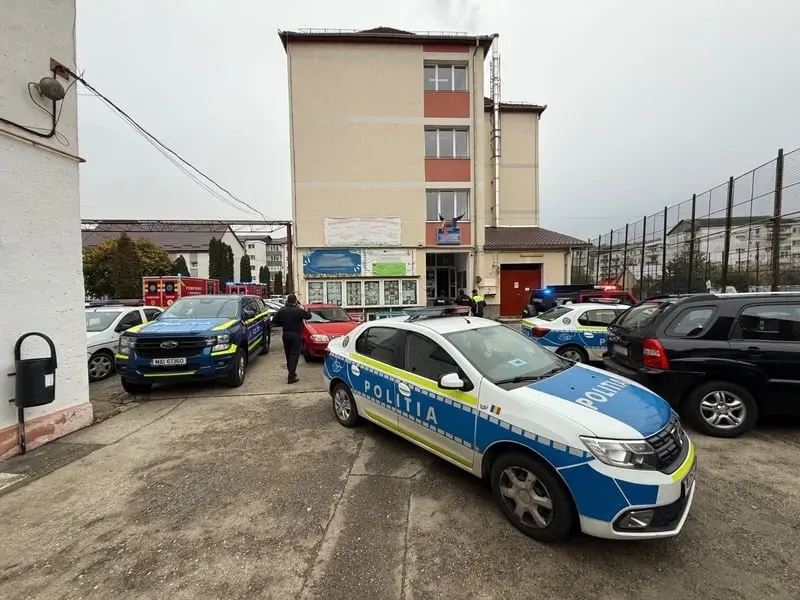 Atac cu cuțitul la o școală din Bistrița: 14 persoane evaluate, elev de 13 ani cu traumă craniană