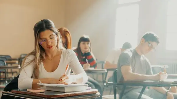 Criza profesorilor: Cine va preda disciplinele fundamentale în România?