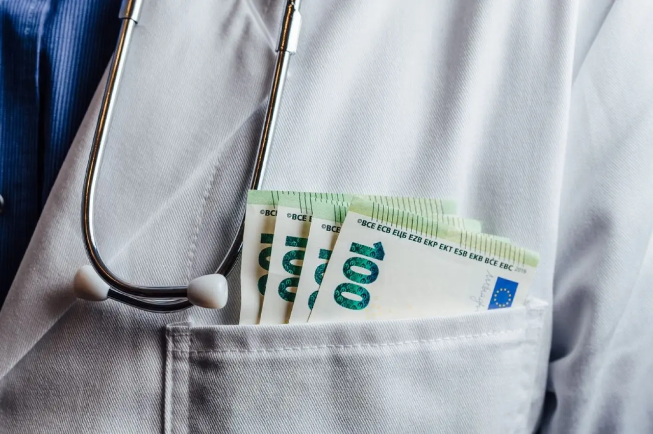 Doctoriță din Sibiu judecată pentru primirea de mită de 12 ori de la pacienți