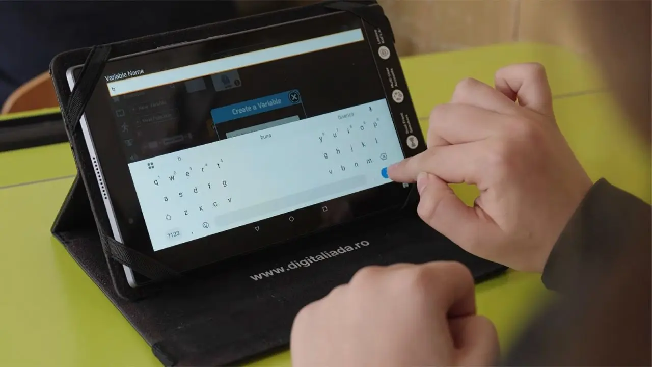 (P) Programul Digitaliada, dezvoltat de Fundația Orange, marchează 10 ani de impact