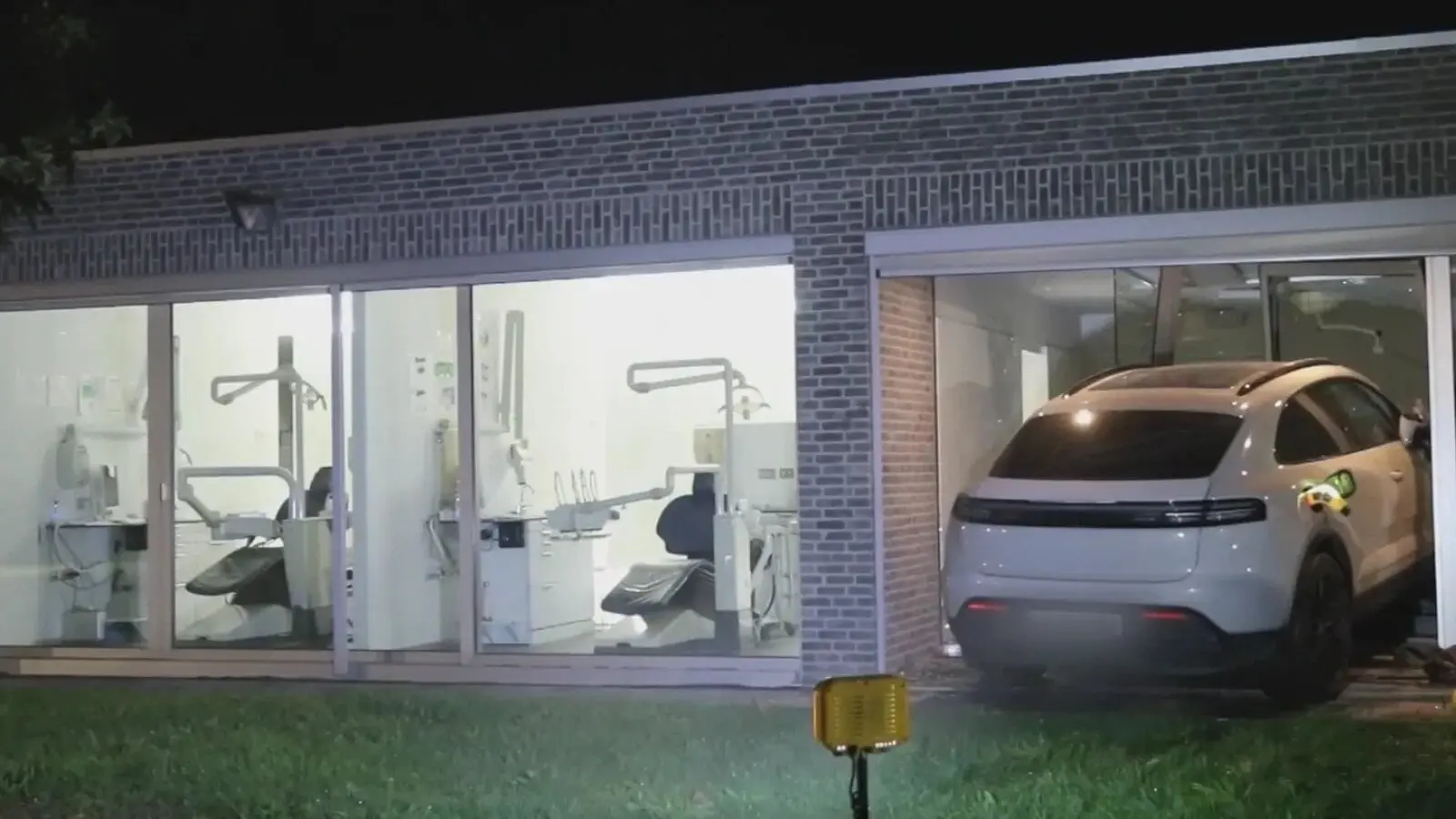 Stomatologul român a intrat cu Porsche-ul în cabinetul fostului angajator din Belgia